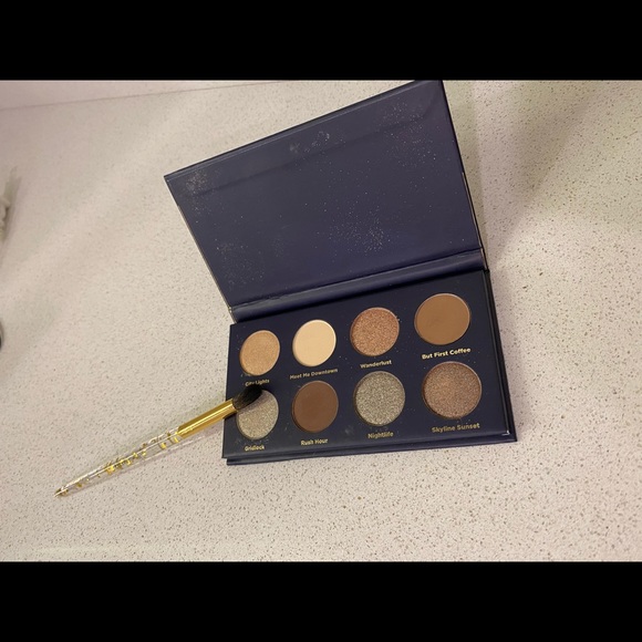 Assorted makeup and skin care products - Picture 7 of 8